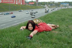 Эксгибиционистка Лена позирует голая на фоне автострады - фото #9