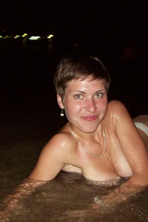 Short-Haired Young Woman With Great Tits — photo 18