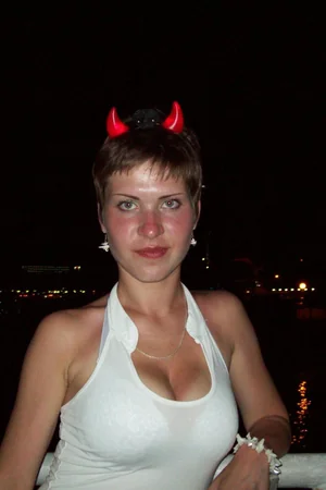 Short-Haired Young Woman With Great Tits — photo 2