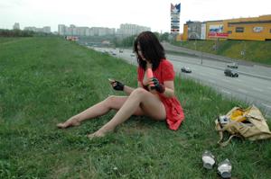 Лена мастурбирует возле магистрали - фото #13