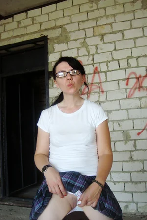 Alenka Shows Pussy, Sucks Husband in Car — photo 16