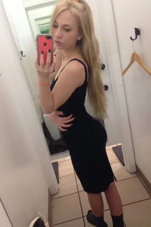 Lonely Young Blonde Takes Erotic Selfies Daily Out of Boredom — photo 62