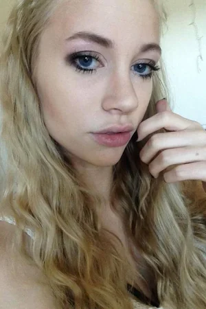 Lonely Young Blonde Takes Erotic Selfies Daily Out of Boredom — photo 87