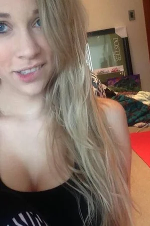 Lonely Young Blonde Takes Erotic Selfies Daily Out of Boredom — photo 93