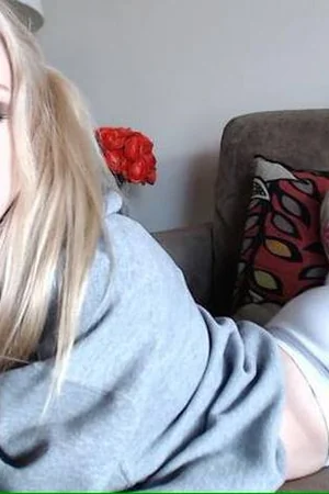 Lonely Young Blonde Takes Erotic Selfies Daily Out of Boredom — photo 97