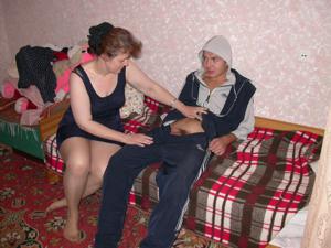 Пожилая россиянка учит сексу молодого гопника - фото #6
