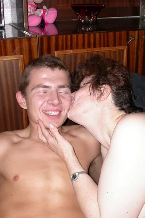 Mature Russian Woman Teaches Sex to Young Punk — photo 80