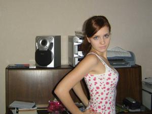 Легкая эротика миловидной россиянки - фото #33