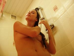 Деревенская девушка принимает душ - фото #23