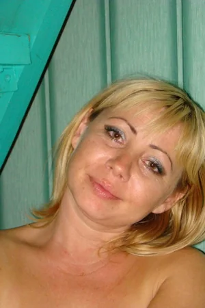 Busty MILF Naked at Dacha — photo 5