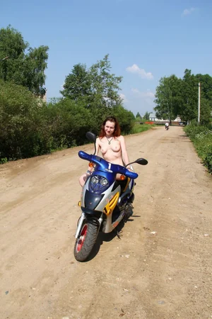 Naked Tamara Outdoors — photo 34