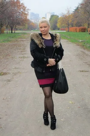 Mature Blonde Likes Stripping Outdoors — photo 1