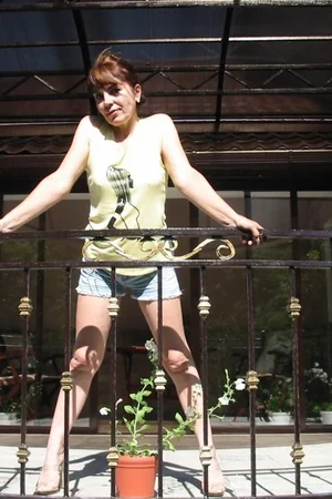 Slender Mature Woman Loves Swinging — photo 6