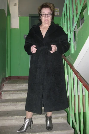 Mature Brunette Practices Exhibitionism — photo 5