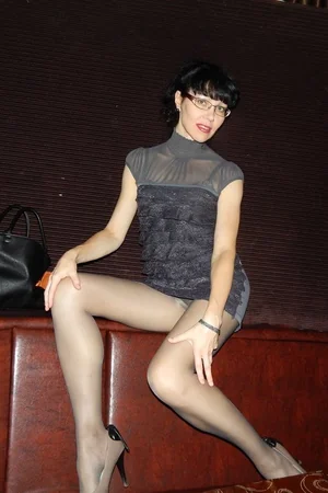 Long-Legged Brunette In Glasses — photo 1