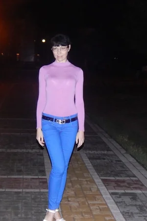 Long-Legged Brunette In Glasses — photo 2