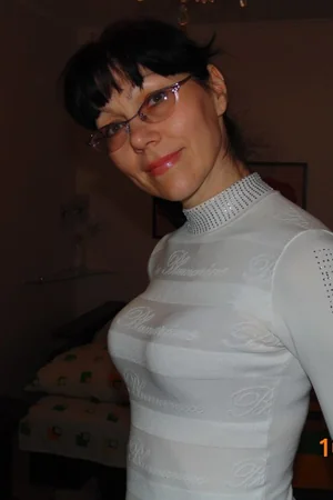 Long-Legged Brunette In Glasses — photo 8