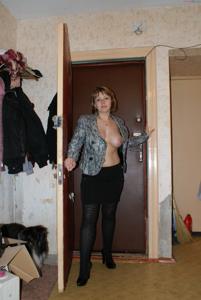 Сисястая россияночка голая дома и в подъезде - фото #20