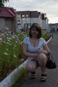 Сисястая россияночка голая дома и в подъезде - фото #25