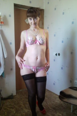 Provincial Divorcee's Striptease — photo 1