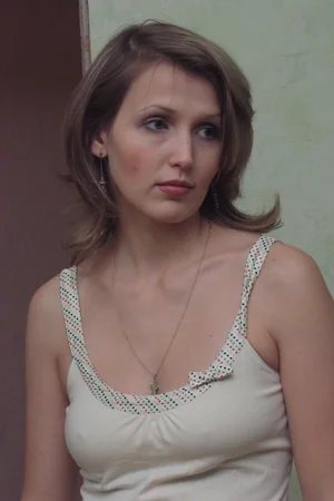 Pretty Housewife With Smooth Pussy — photo 7