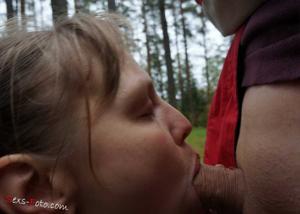 Молодая женщина с хорошей задницей сосет в лесу - фото #5