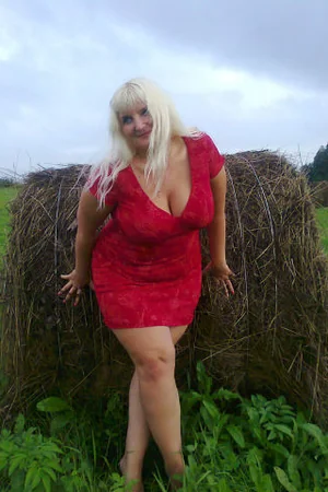 Curvy Mature Elena — photo 1