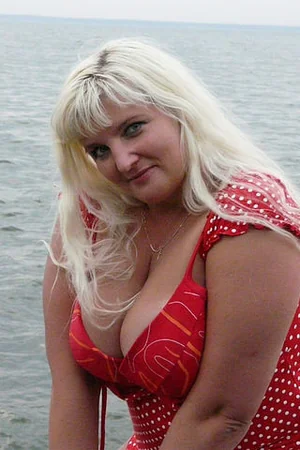 Curvy Mature Elena — photo 7