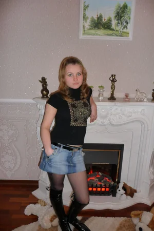 Girl With Shaved Pussy Poses In Stockings — photo 14