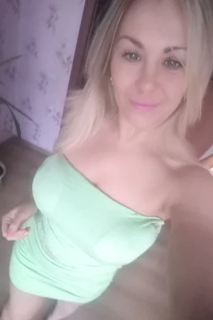 Hot Chick Has Lingerie, No Lover — photo 3
