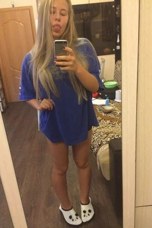 Playful Blonde with Stomach Tattoo — photo 6