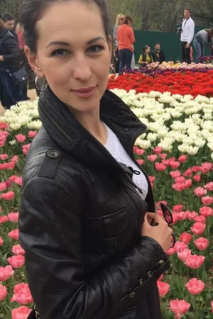 Slim Brunette Flashes in Public — photo 11