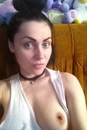 Lonely Brunette Seeks True Love — photo 10