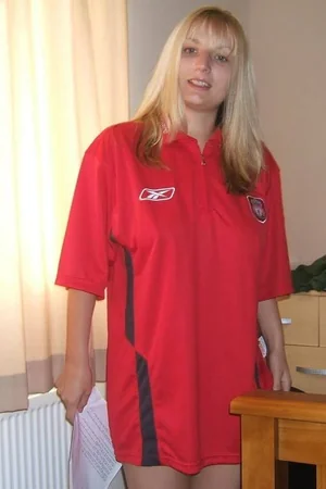 Busty Liverpool Fan Uses Multiple Dildos — photo 20