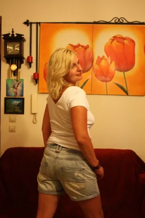 Russian MILF Lena's Casual Striptease in Greece — photo 3