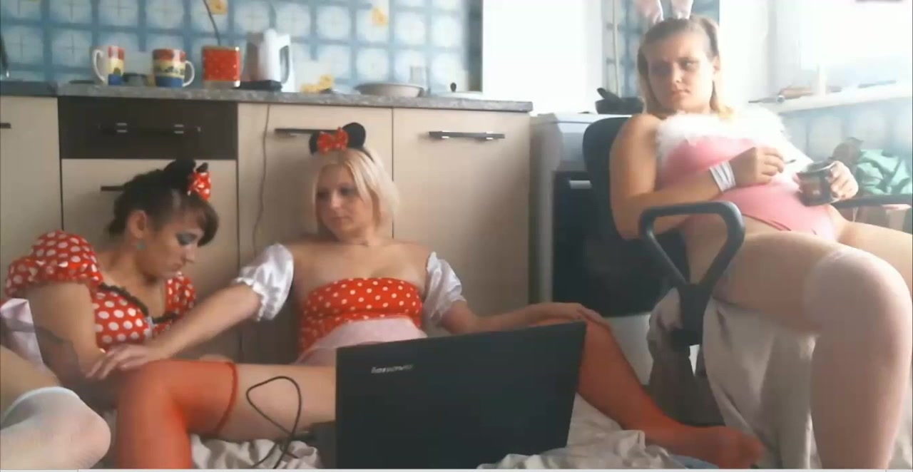 Три девушки мастурбируют на кухне